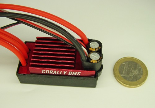 Team Corally Brushless-Regler im Größenvergleich mit einem Euro-Stück