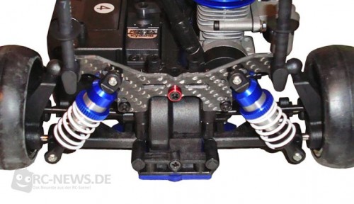 Dämpferbrücke am Kyosho FW-06 montiert