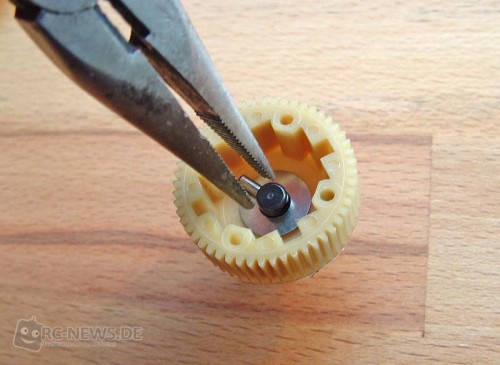Der Pin lässt sich am besten mit einer Zange montieren