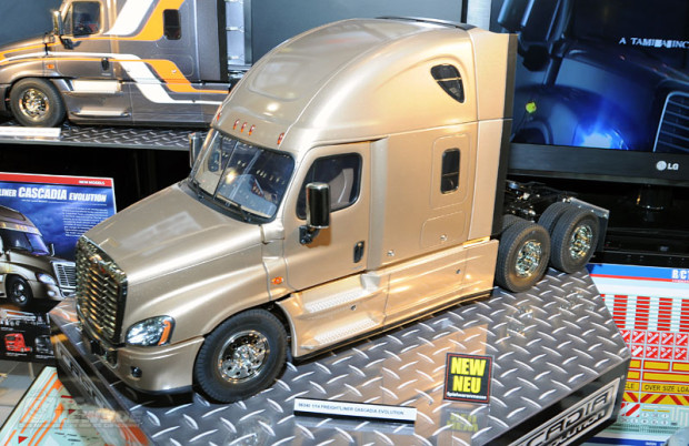 Spielwarenmesse-2014-Tamiya-Freightliner-Cascadia-Evolution-Zugmaschine-1