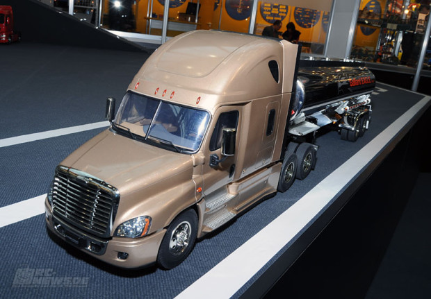 Spielwarenmesse-2014-Tamiya-Freightliner-Cascadia-Evolution-Zugmaschine-2
