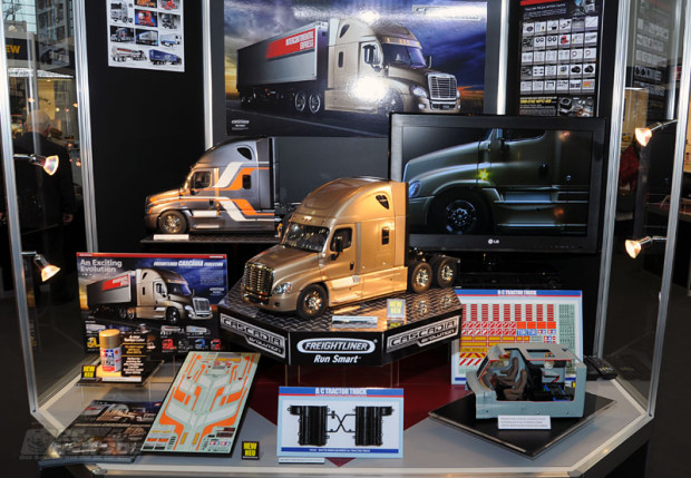 Spielwarenmesse-2014-Tamiya-Freightliner-Cascadia-Evolution-Zugmaschine-3