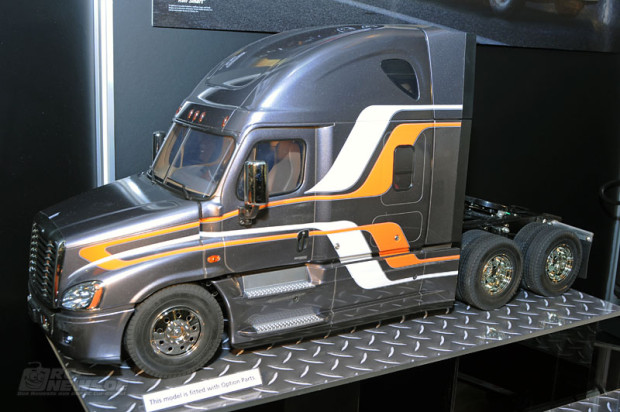 Spielwarenmesse-2014-Tamiya-Freightliner-Cascadia-Evolution-Zugmaschine-6