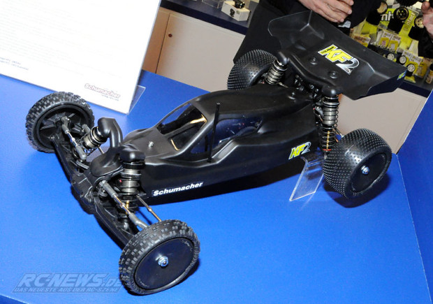 Spielwarenmesse-2015-Schumacher-Cougar-KF2-2WD-Mittelmotorbuggy-1