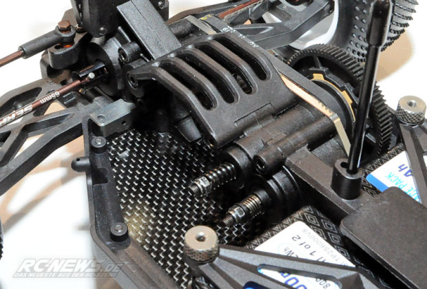 Spielwarenmesse-2015-Serpent-Spyder-SRX4-4WD-Buggy-05