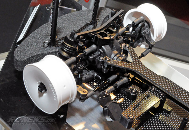 Spielwarenmesse-2015-Tamiya-TB-EVO-6-Chassis-Kit-Black-Version-2