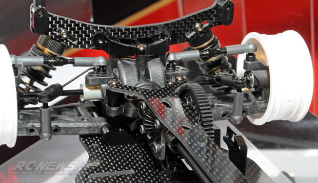 Spielwarenmesse-2015-Tamiya-TB-EVO-6-Chassis-Kit-Black-Version-4