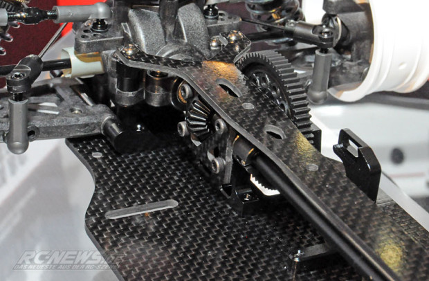 Spielwarenmesse-2015-Tamiya-TB-EVO-6-Chassis-Kit-Black-Version-6