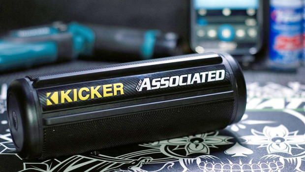 Team-Associated-KICKER-KPw-Bluetooth-Lautsprecher-1